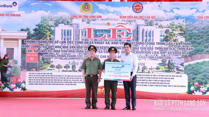 Lãnh đạo Công an tỉnh tiếp nhận kinh phí hỗ trợ xây dựng trụ sở Công an xã Khuất Xá từ Ngân hàng Thương mại Cổ phần Công thương Việt Nam (Vietinbank) 
