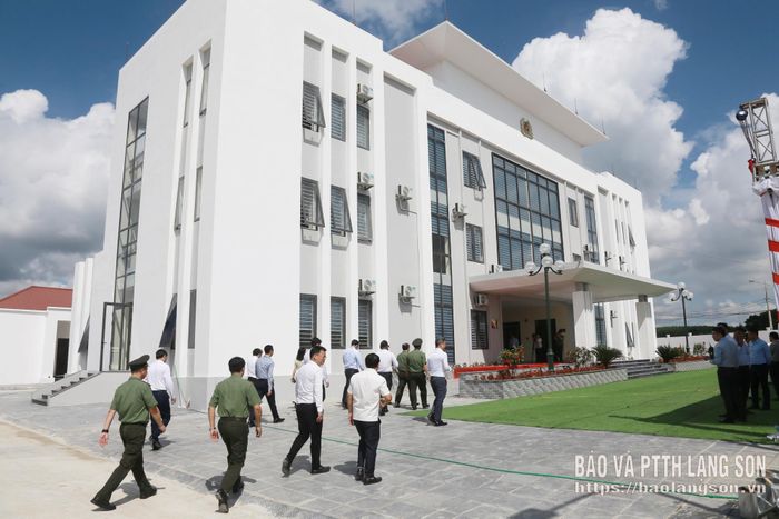 Các đại biểu tham quan công trình trụ sở Công an xã Khuất Xá