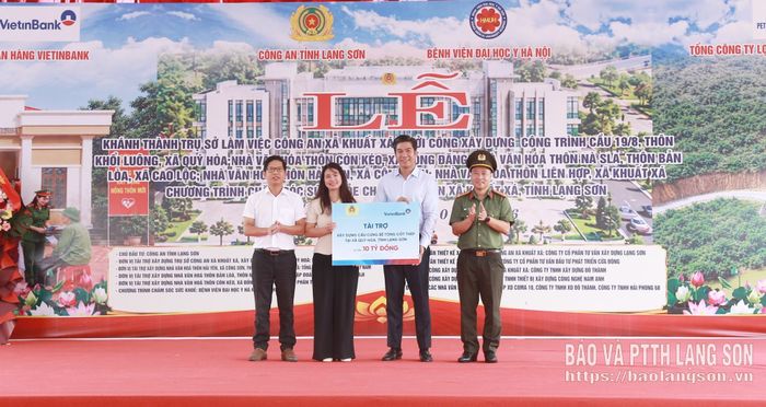 Đơn vị tài trợ trao kinh phí hỗ trợ xây dựng cầu 19/8, thôn Khuổi Luông, xã Quý Hòa 