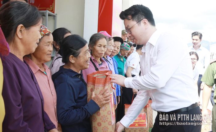 Đồng chí Trần Quân, Ủy viên dự khuyết Ban Chấp hành Trung ương Đảng, Phó Bí thư Thường trực Tỉnh ủy trao tặng quà người dân xã Khuất Xá 