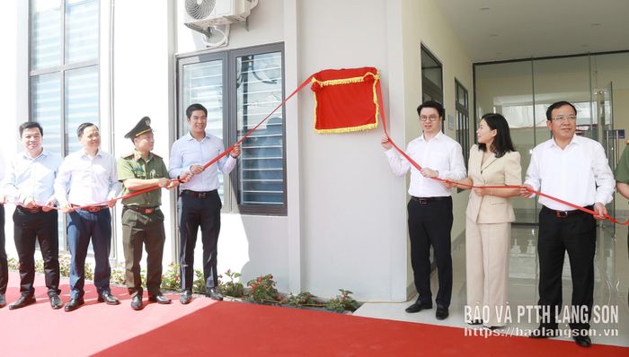 Các đại biểu thực hiện nghi thức gắn biển công trình