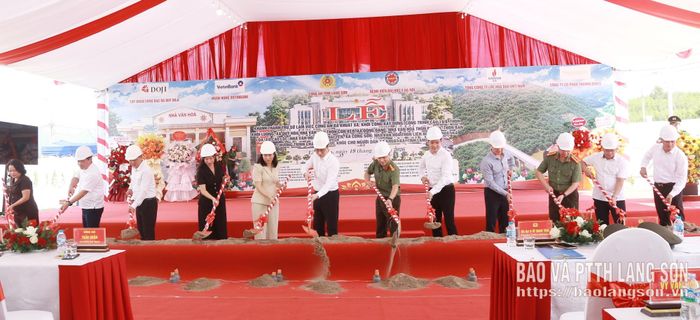 Các đại biểu thực hiện nghi thức khởi công xây dựng nhà văn hóa các thôn