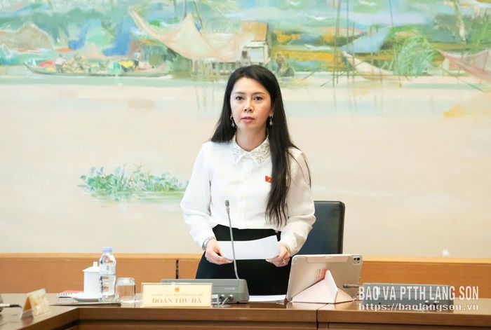 Đại biểu Đoàn Thu Hà, Phó Bí thư Tỉnh ủy, Trưởng Đoàn đại biểu Quốc hội tỉnh Lạng Sơn chủ trì thảo luận tại tổ 3
