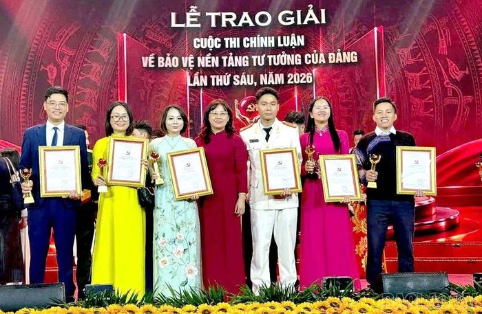 Đồng chí Giàng Thị Dung - Phó Bí thư Tỉnh ủy, Trưởng đoàn Đại biểu Quốc hội tỉnh, Trưởng Ban Chỉ đạo 35 Tỉnh ủy chụp ảnh lưu niệm cùng với các tác giả, nhóm tác giả của tỉnh Lào Cai có tác phẩm xuất sắc đoạt giải thưởng tại Lễ trao giải cuộc thi.