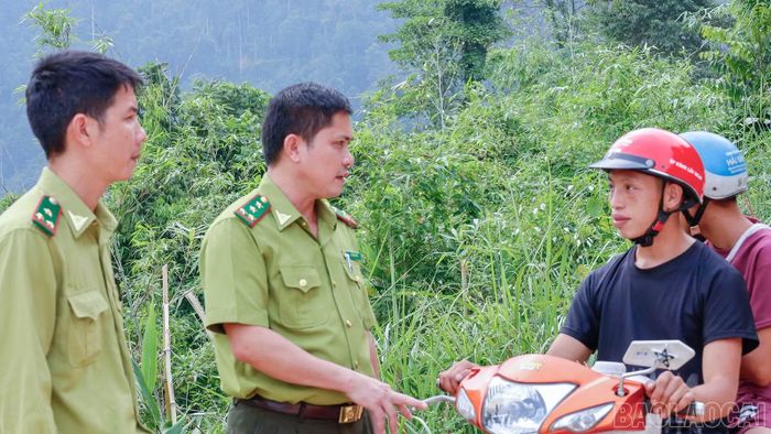 Lực lượng kiểm lâm địa bàn tăng cường thông tin, tuyên truyền đến người dân về các biện pháp phòng chống cháy rừng.