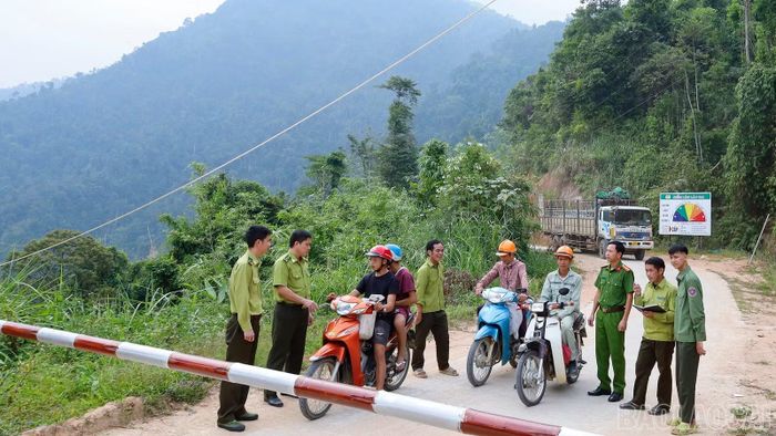 Lực lượng kiểm lâm và xã Khánh Yên phối hợp kiểm soát người và phương tiện ra vào rừng.