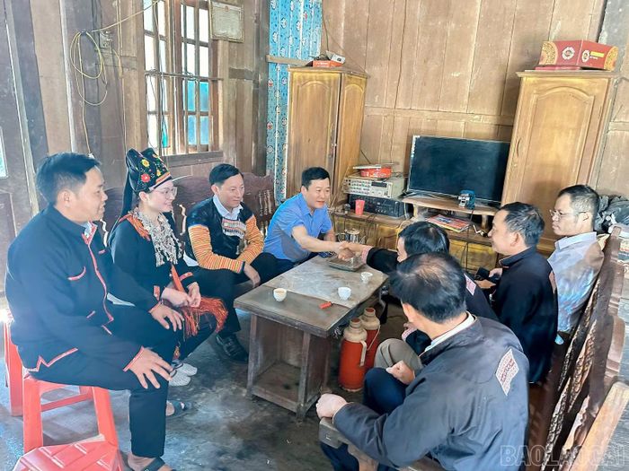Lãnh đạo xã Sơn Lương sâu sát cơ sở, trực tiếp gặp gỡ, lắng nghe tâm tư, nguyện vọng của người dân, kịp thời nắm bắt và giải quyết những vấn đề phát sinh từ cơ sở.