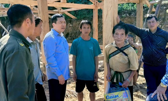 Lãnh đạo xã Sơn Lương thăm hỏi, nắm bắt tình hình đời sống của người dân ở Khu dân cư Háng Là, thôn Làng Mảnh.