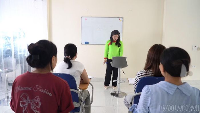Là MC, Tươi còn tham gia giảng dạy, đào tạo các bạn học viên tại Trung tâm đào tạo MC Mai Thanh Academy, tỉnh Lào Cai.