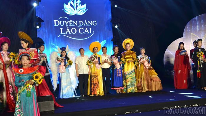 Kết thúc chương trình, Ban tổ chức đã trao biểu trưng cho 4 thí sinh có màn trình diễn ấn tượng nhất.