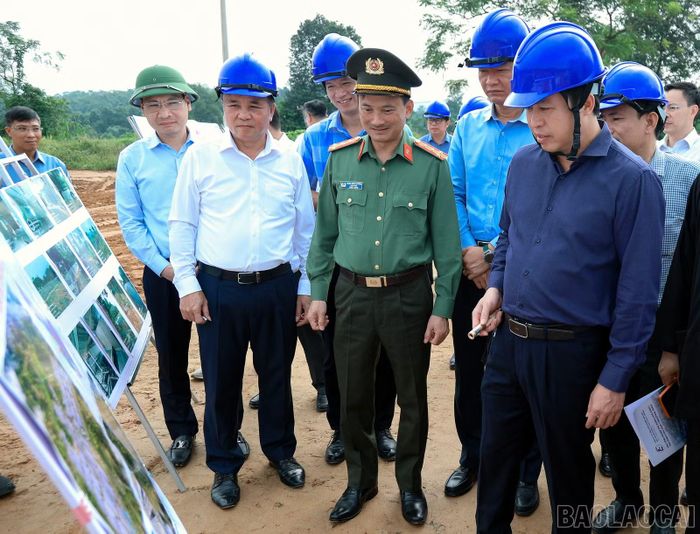 Bí thư Tỉnh ủy Dương Quốc Huy và đoàn công tác của tỉnh kiểm tra tiến độ Dự án Khu công nghiệp Phú Xuân và Khu công nghiệp Phú Xuân 1 tại xã Gia Phú.