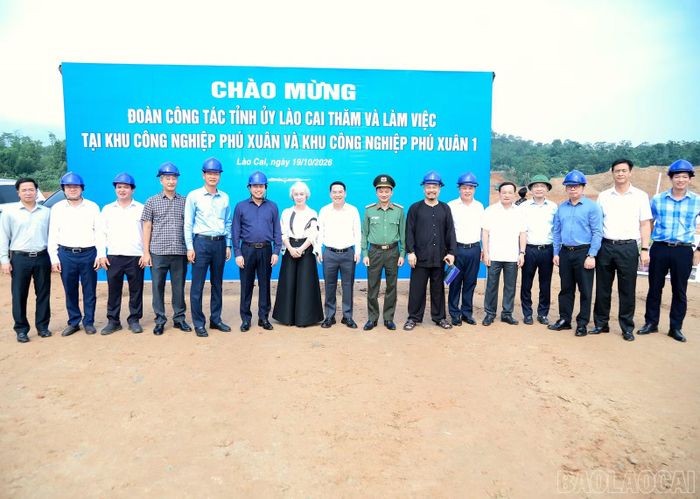 Đoàn công tác của tỉnh chụp ảnh lưu niệm với các đơn vị đầu tư, thi công.