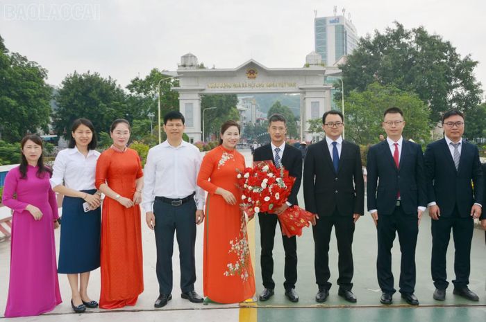 Lãnh đạo Ban Tổ chức Tỉnh ủy Lào Cai tặng hoa, đón đoàn cán bộ lãnh đạo, quản lý Châu Văn Sơn.