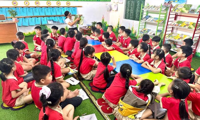 Học sinh Trường Tiểu học Tân Phú tham gia tiết đọc thư viện.