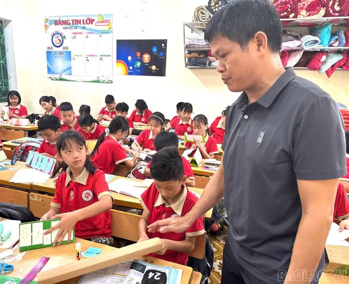 Giáo viên Trường THCS Lê Hồng Phong hướng dẫn học sinh thực hành, thiết kế sản phẩm trong giờ học STEM.