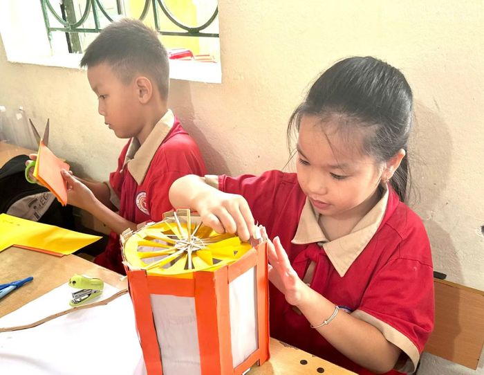 Học sinh Trường Tiểu học Trần Phú thực hành làm sản phẩm trong giờ học trải nghiệm.