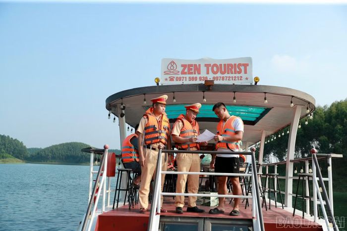 Cán bộ kiểm tra giấy tờ đăng ký, đăng kiểm phương tiện và chứng chỉ chuyên môn của người điều khiển tàu.