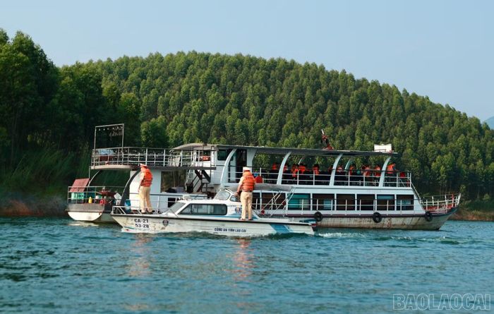 Tổ công tác tiếp cận tàu chở khách để kiểm tra điều kiện hoạt động và trang thiết bị cứu sinh, phòng ngừa nguy cơ mất an toàn.