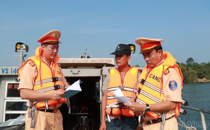 Cùng với kiểm tra, lực lượng chức năng hướng dẫn chủ tàu, lái tàu theo dõi dự báo thời tiết, chủ động phòng tránh, không đưa phương tiện ra hoạt động khi thời tiết không bảo đảm an toàn.