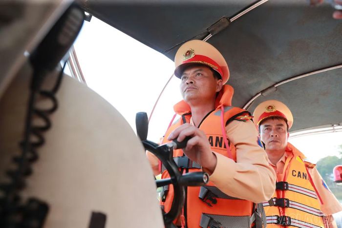 Cán bộ, chiến sĩ điều khiển ca nô tuần tra, quan sát hoạt động của tàu, thuyền trên hồ Thác Bà.