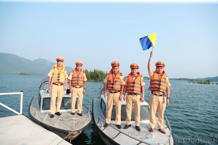 Trung tá Trần Đăng Dũng - Đội trưởng Đội CSGT đường thủy số 2, Phòng CSGT Công an tỉnh Lào Cai cho biết, trước diễn biến phức tạp của thời tiết, thủy văn, đơn vị đã chủ động xây dựng phương án, bố trí lực lượng, phương tiện tăng cường tuần tra tại các khu vực trọng điểm.
