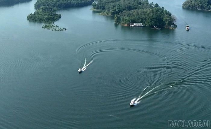 Hồ Thác Bà có diện tích mặt nước rộng, nhiều tuyến vận tải thủy qua khu vực xa trung tâm. Tuần tra bằng ca nô giúp lực lượng chức năng tiếp cận phương tiện, kịp thời phát hiện nguy cơ mất an toàn.