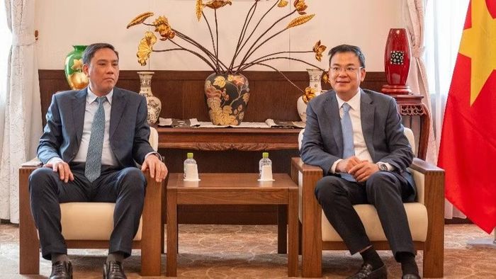 Đồng chí Hoàng Giang - Phó Bí thư Thường trực Tỉnh ủy, Chủ tịch HĐND tỉnh trao đổi với đồng chí Phạm Quang Hiệu - Đại sứ Đặc mệnh toàn quyền Việt Nam tại Nhật Bản.