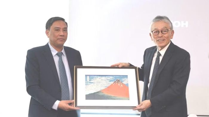 Ông Honna Hitoshi - Chủ tịch Hội đồng quản trị kiêm Tổng Giám đốc Công ty cổ phần EREX tặng quà Đoàn công tác tỉnh Lào Cai.