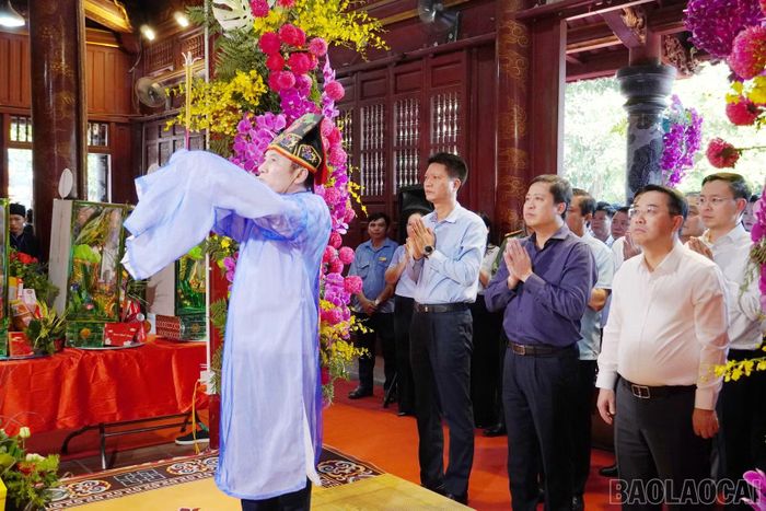 Thủ nhang Đền Đông Cuông thực hiện nghi lễ cúng Mẫu Thượng Ngàn.