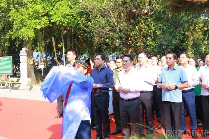 Các đồng chí lãnh đạo tỉnh cùng đông đảo đại biểu, Nhân dân và du khách thành kính dâng hương, bày tỏ lòng tri ân đối với Mẫu Thượng Ngàn và các vị thần linh.