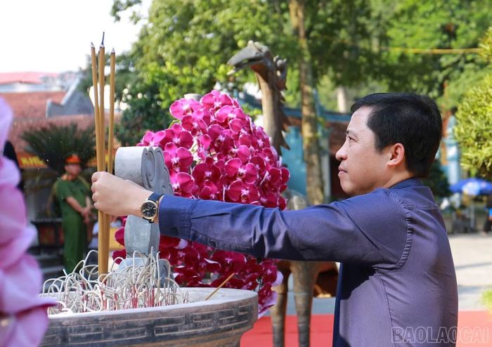  Đồng chí Bí thư Tỉnh ủy Dương Quốc Huy thực hiện nghi thức dâng hương 