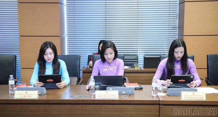 Các đại biểu Quốc hội tỉnh Lào Cai tại phiên thảo luận tổ.