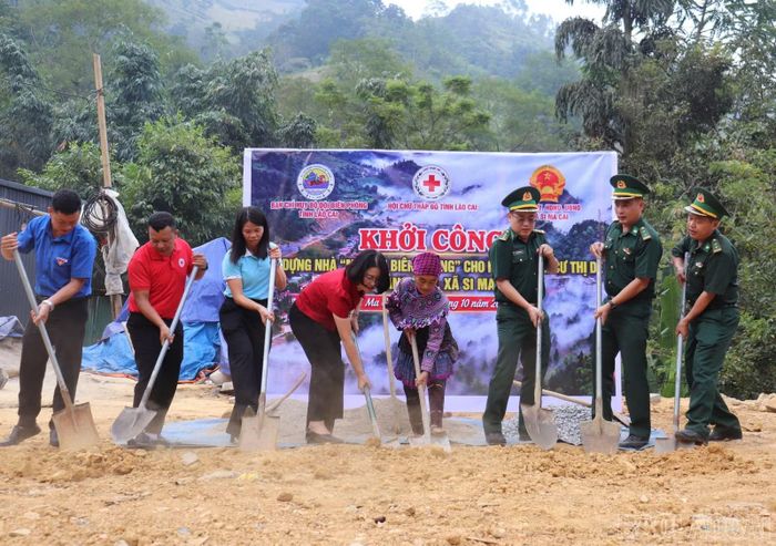 Ban Chỉ huy Bộ đội Biên phòng tỉnh khởi công xây dựng 2 mái ấm biên cương tại xã Si Ma Cai.