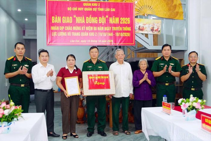 Bàn giao "Nhà đồng đội" cho gia đình đại úy quân nhân chuyên nghiệp Nguyễn Khắc Tình.