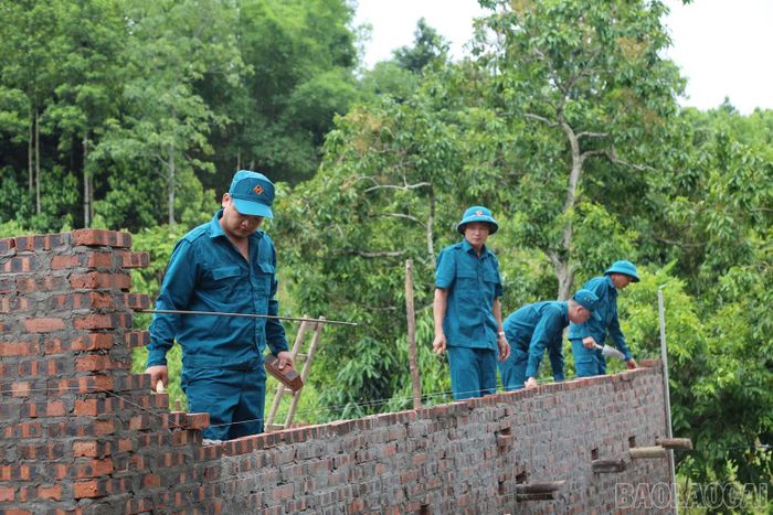 Lực lượng dân quân xã Lâm Giang tích cực hỗ trợ ngày công lao động giúp đỡ gia đình anh Nguyễn Văn Thành ở thôn Ngũ Lâm xây dựng căn nhà mới.
