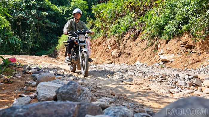 Tuyến đường nối thôn Po Hà với San Lùng còn nhiều đoạn gồ ghề, gây khó khăn cho việc đi lại của người dân.