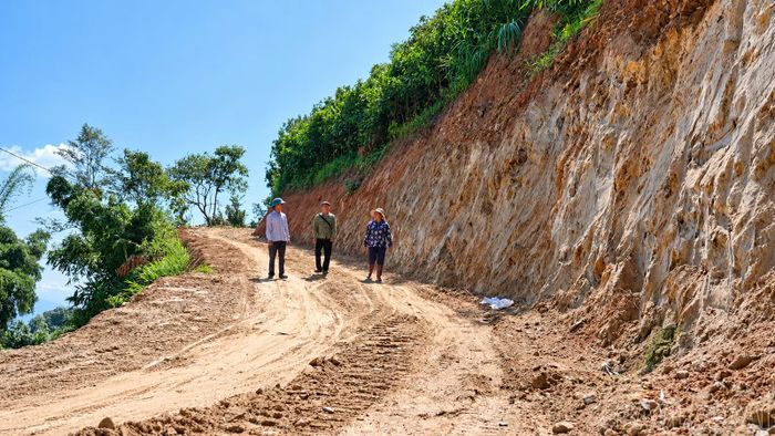 Công tác tuyên truyền, vận động người dân hiến đất tạo mặt bằng mở rộng đường giao thông tại thôn Po Hà.
