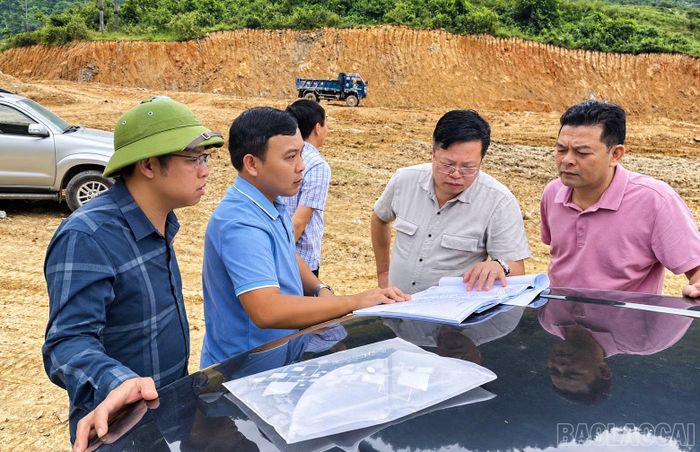 Ông Nguyễn Mạnh Hùng - Chủ tịch UBND xã Bát Xát (thứ hai từ phải sang), cùng cán bộ chuyên môn kiểm tra thực địa, trao đổi phương án triển khai công trình.