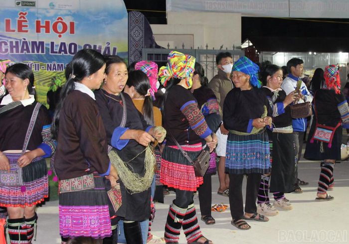 Không chỉ gìn giữ nghề trong mỗi gia đình, phụ nữ Mông ở Lao Chải còn tích cực tham gia các hoạt động giao lưu, trình diễn nghề thủ công.