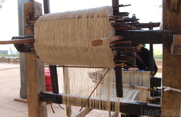 Phụ nữ Mông tạo ra những tấm vải từ sợi lanh.