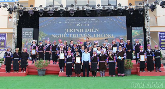 Trang phục và nghề truyền thống được tôn vinh tại lễ hội " Sắc chàm Lao Chải" lần thứ 2.