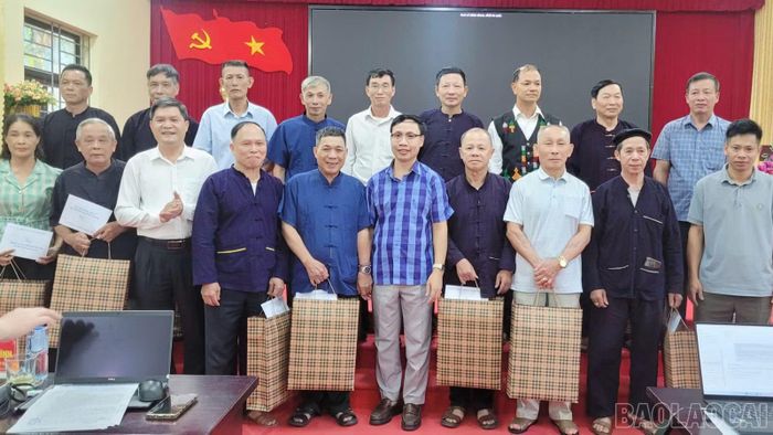 Lãnh đạo xã Lâm Thượng trao quà và chụp ảnh lưu niệm với người uy tín xã Lâm Thượng.