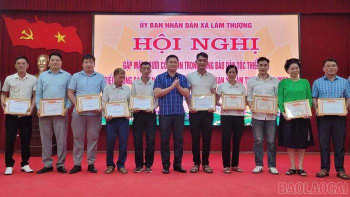 Các cá nhân điển hình tiên tiến nhận Giấy chứng nhận.