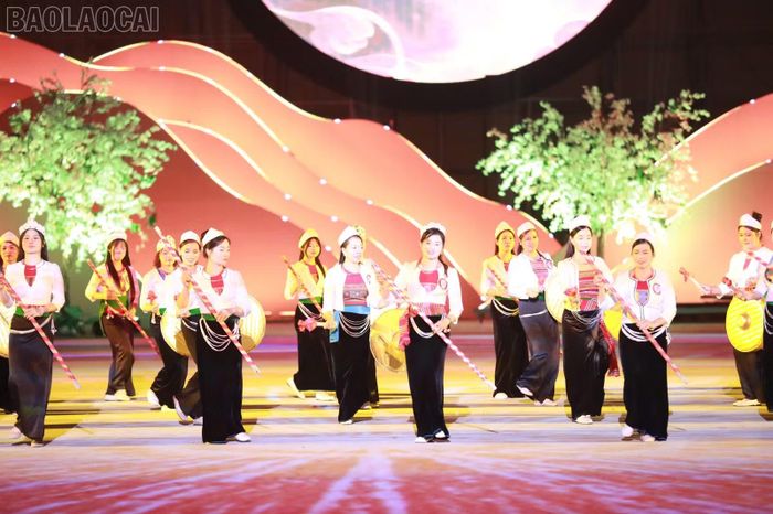 Những đạo cụ biểu diễn trên sân khấu phản ánh đời sống của đồng bào.