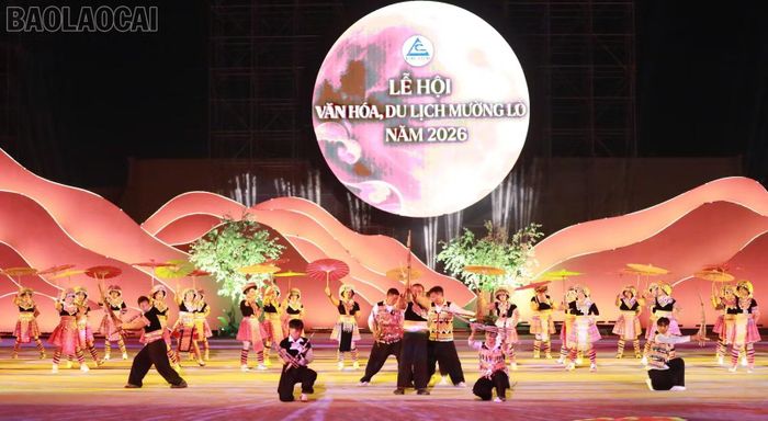 Các nghệ nhân, diễn viên, học sinh hăng hái tập luyện, biểu diễn trong đêm hội.