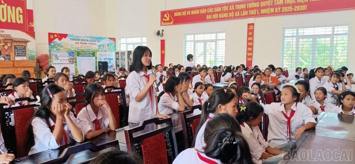 Tại chương trình, nhiều học sinh đã mạnh dạn chia sẻ những tình huống gặp phải khi sử dụng mạng xã hội.