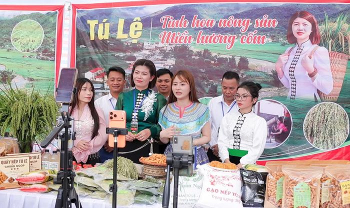 Các sản phẩm OCOP được livestream giới thiệu bày bán tại các hội chợ thương mại, lễ hội trong tỉnh thu hút khách hàng.