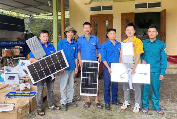 Đoàn thanh niên xã Xuân Quang tích cực huy động xã hội hóa các nguồn lực thực hiện công trình "Thắp sáng đường quê".