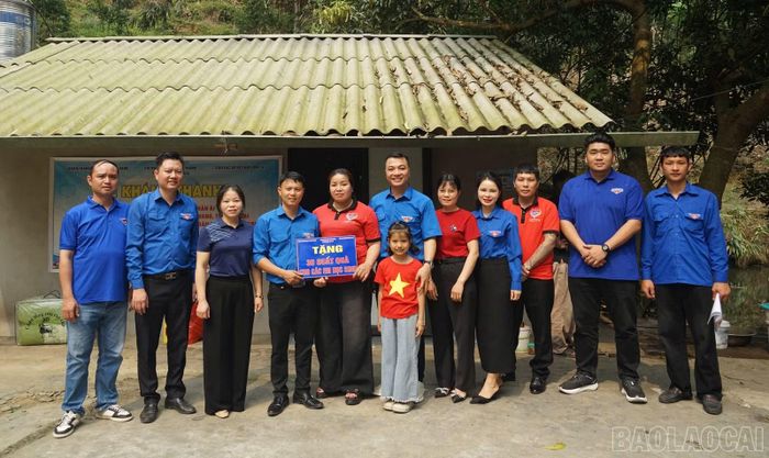 Mặt trận Tổ quốc và các đoàn thể xã Xuân Quang tích cực huy động xã hội hóa các nguồn lực thực hiện các công trình và hỗ trợ sinh kế cho hộ dân có hoàn cảnh khó khăn.