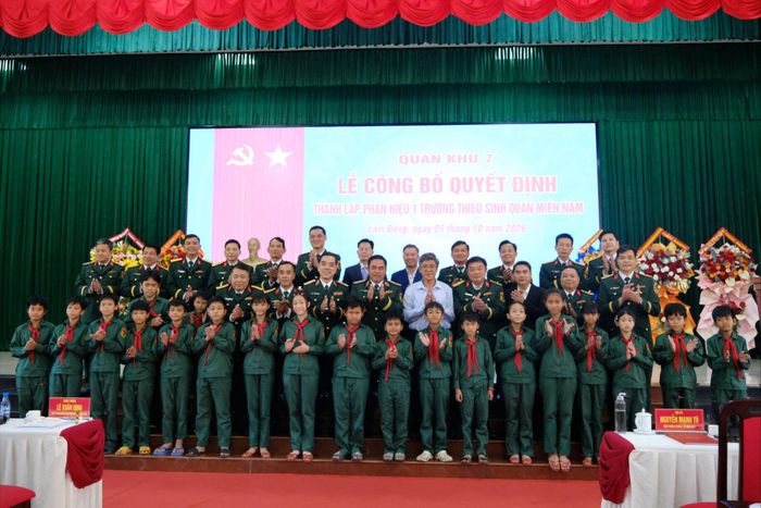 Công tác quản lý học sinh được yêu cầu phải bám sát tình hình học tập, rèn luyện, sức khỏe, tâm tư và hoàn cảnh của từng em, đặc biệt là những học sinh lần đầu xa gia đình.